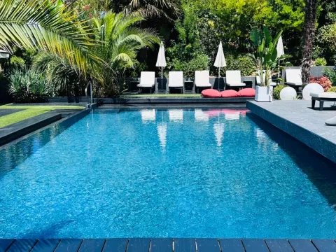 Photo de la piscine de l'hôtel les Suites du Lac.