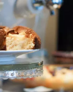 Photo du buffet de petit déjeuner à l'hôtel Les Suites du Lac.