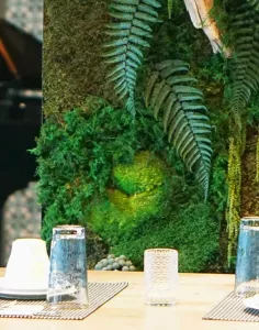 Photo d'une table de la salle du restaurant de l'hôtel les Suites du Lac.