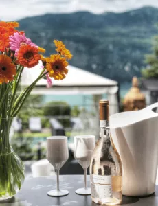 Photo de transat au bord de la piscine des Suites du Lac à Aix-les-Bains.