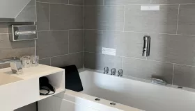 Photo de la chambre supérieur la Chambotte des Suites du Lac à Aix les Bains.