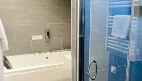 Photo de la chambre classique la Colombier de l'hôtel les Suites du Lac.